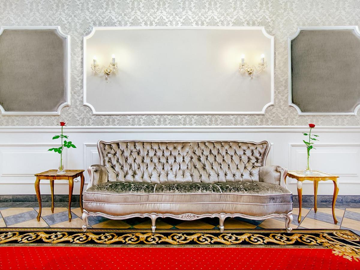 Hotel Dwor Czarneckiego Porosły Exterior foto